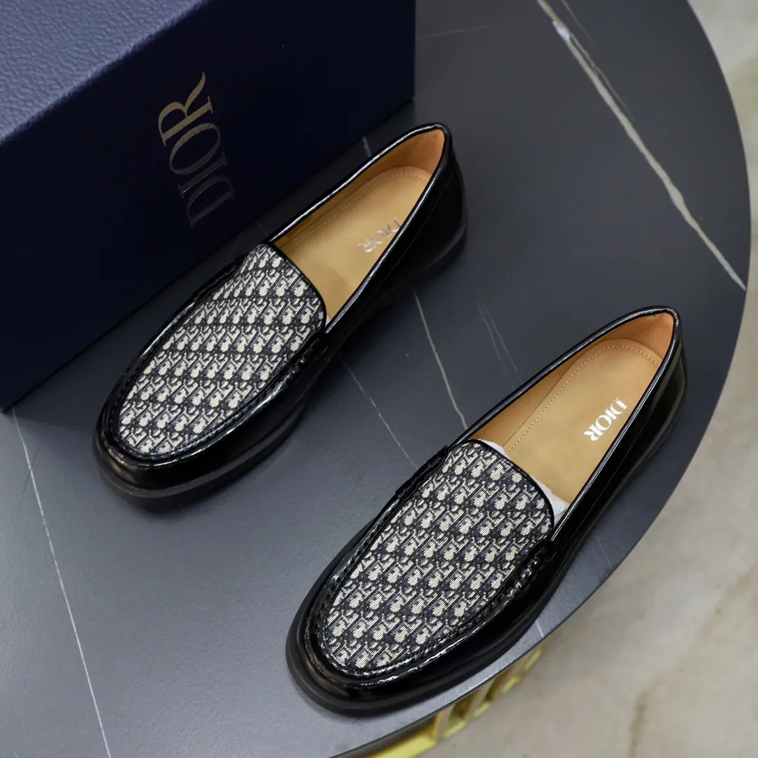 Ex-factory price: 540🙅‍♂️🙅‍♂️🙅‍♂️ Brand: Dior DIOR Standard code: Men's code 38/44 (45 can be customized) Grade: Same as the official website Material: Original cowhide stitching, cowhide lining, original TPU wear-resistant soft outsole Style categories: Leisure and sports version, footwear for driving, young fashion, European and American trends, British style Color: actual picture color